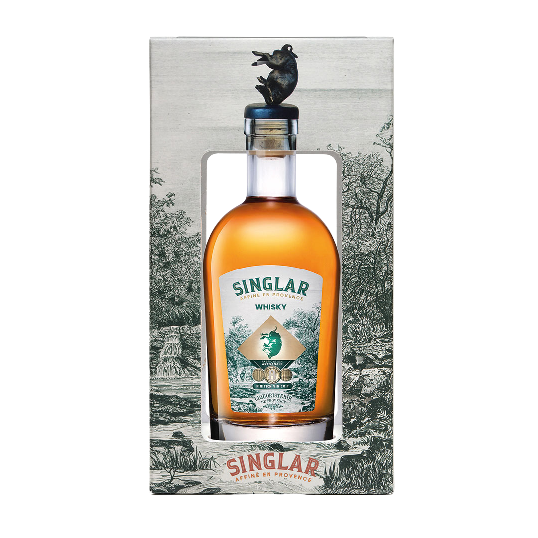 Whisky Singlar Blend 8Y in Geschenkbox mit bronzenem Wildschweinverschluss und detailreicher Illustration der Provence.