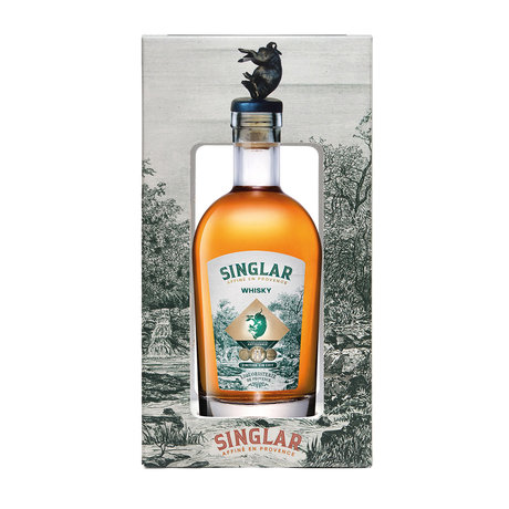 Whisky Singlar Blend 8Y in Geschenkbox mit bronzenem Wildschweinverschluss und detailreicher Illustration der Provence.