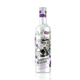 Flasche Sombrero Mexicano Maracuja-Tequila-Likör mit auffälligem Totenkopf-Design und lila Passionsfrucht-Dekor.