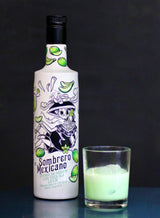 Flasche Sombrero Mexicano Melon Cream Liqueur mit einem Glas grünem Likör auf Eis vor dunklem Hintergrund.