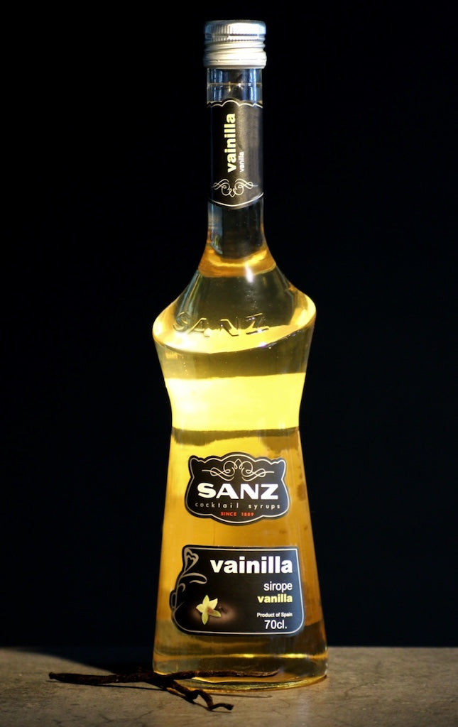 Vanillesirup Sanz 700 ml vor dunklem Hintergrund mit Vanilleschote.