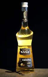 Vanillesirup Sanz 700 ml vor dunklem Hintergrund mit Vanilleschote.