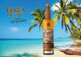 Flasche Vanua Rum Añejo vor tropischer Strandkulisse mit Palmen und türkisblauem Meer, Fiji-Inseln, 3-5 Jahre gereift.