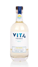 VITA Vodka Citrus Infused in transparenter Flasche mit weißem Etikett, blauen Akzenten und Holzverschluss, 700 ml.