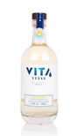 VITA Vodka Citrus Infused in transparenter Flasche mit weißem Etikett, blauen Akzenten und Holzverschluss, 700 ml.