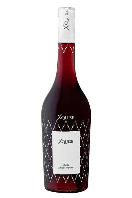 Xquise Rotwein AOP Côtes de Provence 2025 in dunkler Flasche mit weißem Etikett und grafischem Punktmuster.